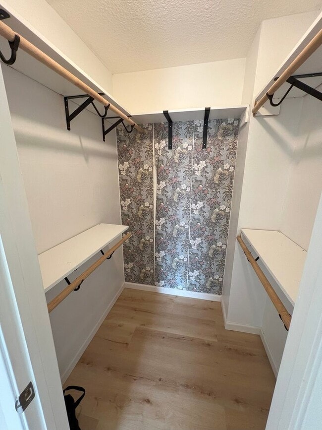 Building Photo - UPDATED TOWNHOME, COMMUNITY POOL, BRIGHT R...