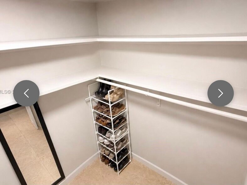 Walking closet - 12590 NE 16th Ave