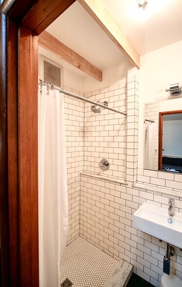 Building Photo - 4633 N Gantenbein Ave