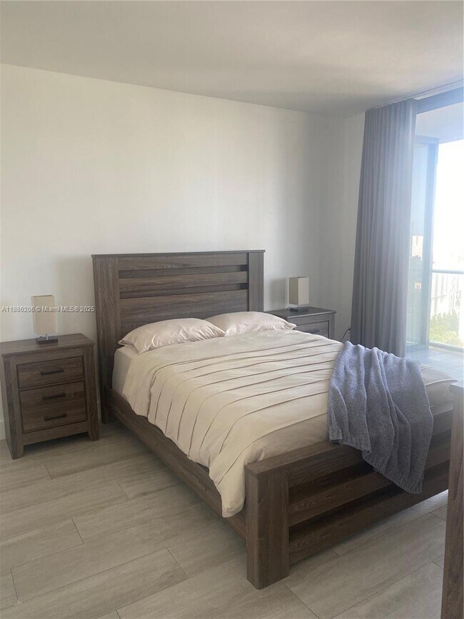 Building Photo - 121 NE 34th St