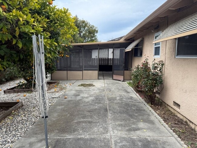 Building Photo - 2 Bedroom 2 Bath One Story Senior Community Vacaville *Star Rentals