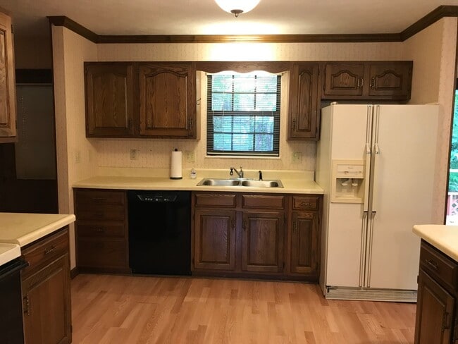 Building Photo - Prime location!  Award winning Oak Ridge Schools