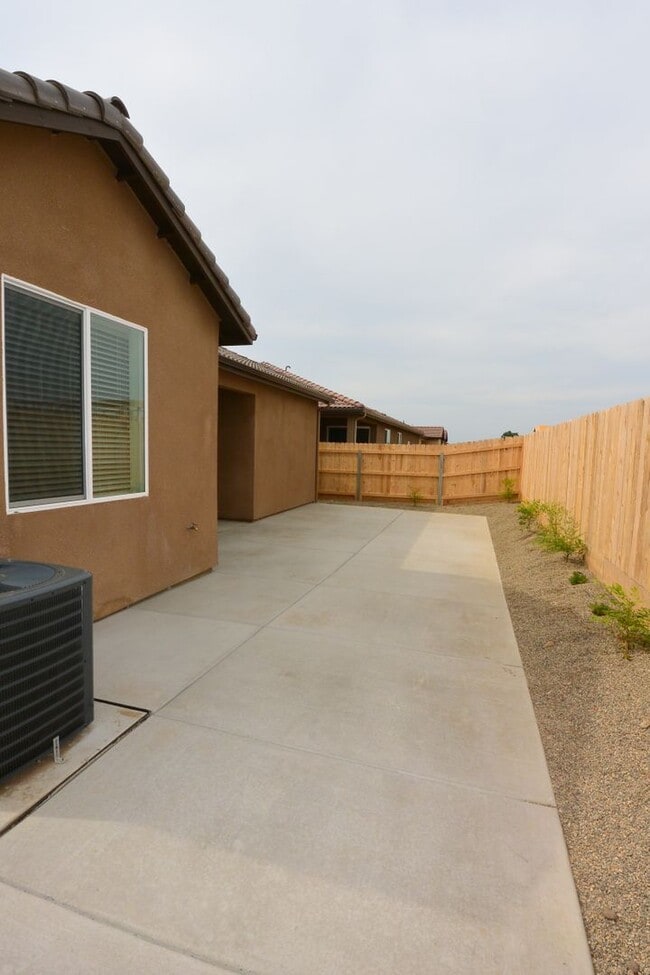 Building Photo - 3 bedroom 2 bathroom in Ashton Park gated community NW Visalia!