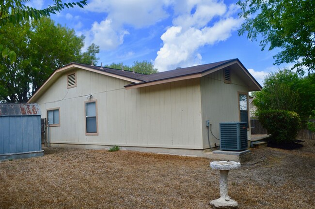 Building Photo - Charming 3 bed 2 bath with a converted gar...