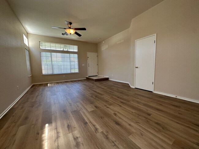 Building Photo - Beautiful 3 Bedroom, 2 Bath Brentwood Home
