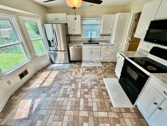 Building Photo - Lovely Home In Nall Hills-Available in AUGUST!