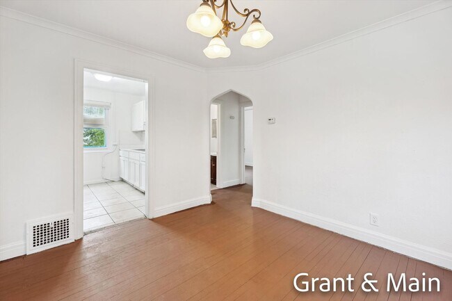 Building Photo - $1250 3 bedroom bungalow