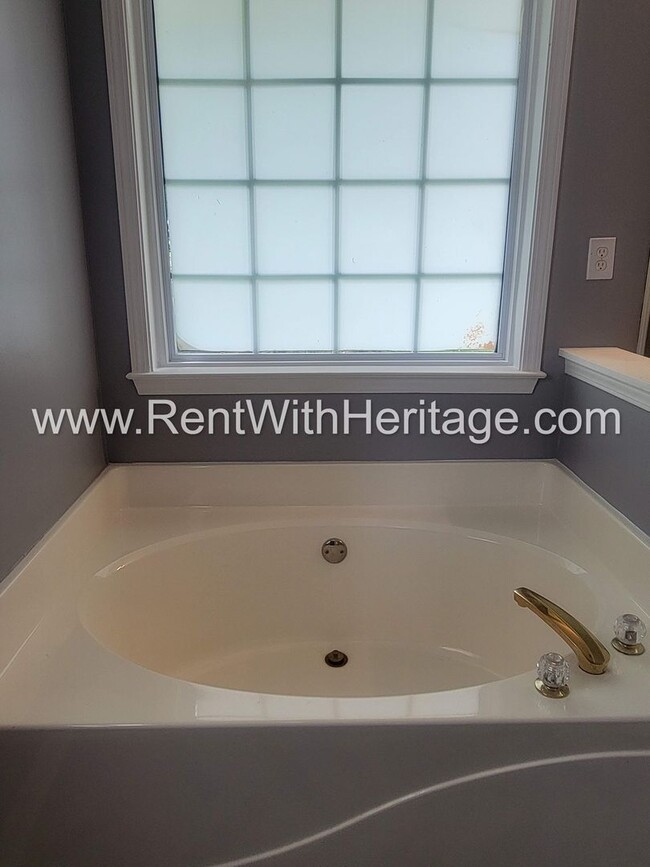 Building Photo - GORGEOUS HOME IN POPULAR HIGHLANDS AT CREEKSIDE GOLF / SWIM / TENNIS COMMUNITY