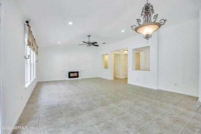 Building Photo - 657 MacKenzie Cir