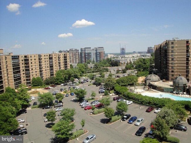 Building Photo - 8370 Greensboro Dr