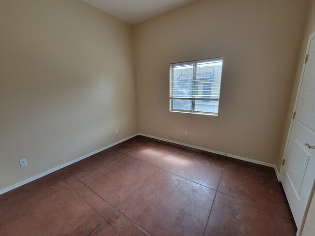 Building Photo - 3331 E Bermuda St