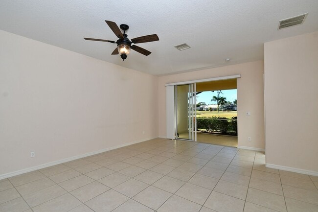 Building Photo - 2 Bedroom with Den and Garage. Over !800 Sq. Ft under air