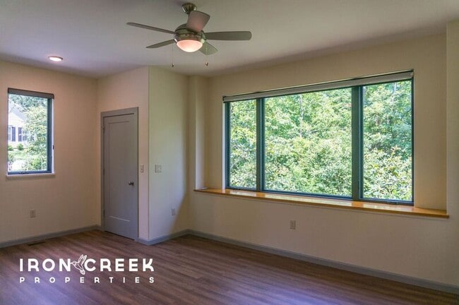 Building Photo - 11 Hilltopia Rd