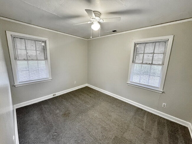 Building Photo - 4130 Pikes Peak Ave