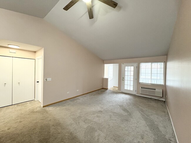 Building Photo - 2219 Silverstone Dr