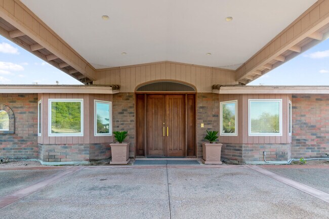 Building Photo - 8423 E Thunderbird Rd