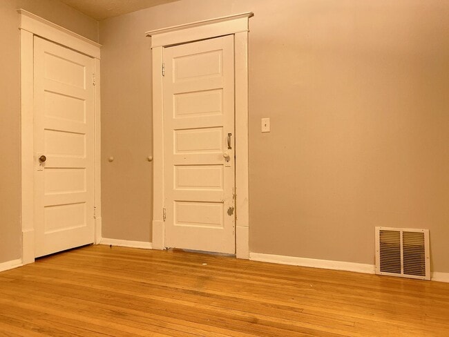 Building Photo - Benson 2 bed 2 bath with 2 additional non conforming rooms in the basement $1375