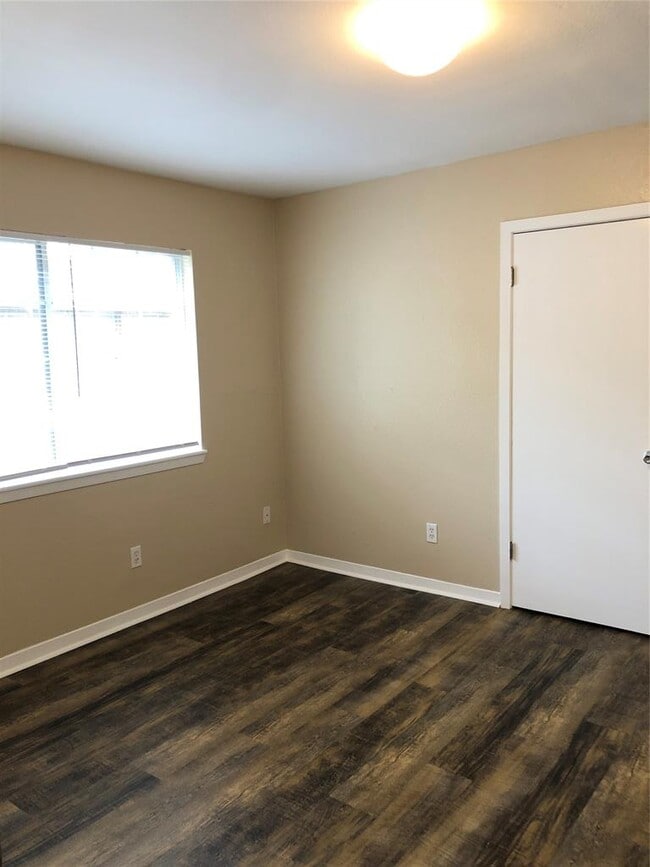 Building Photo - 7300 Twin Crest Dr