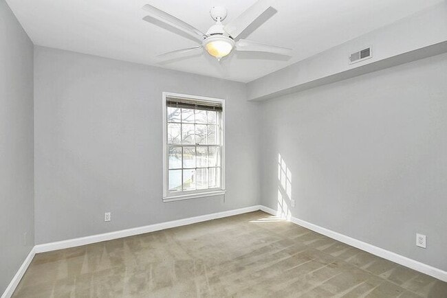 Building Photo - Spacious 2BR/2BA Condo in Prime South Charlotte Location!