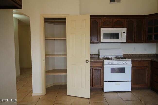Building Photo - 456 Passmore Rd