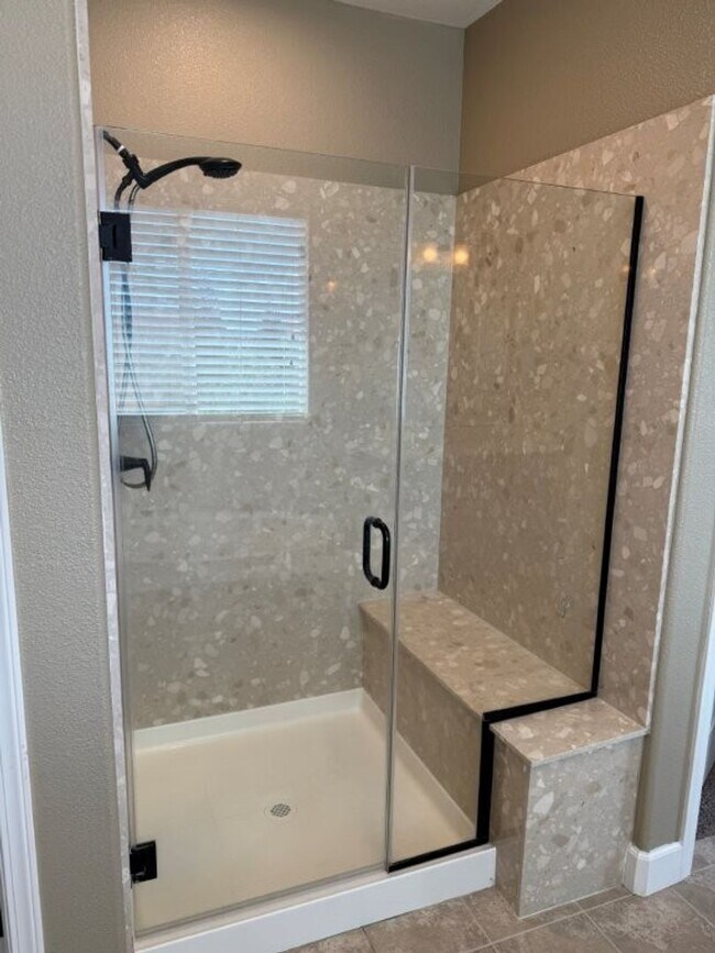 Building Photo - Newer Modern 4 Bedroom 3.5 Bath w/ Bedroom...