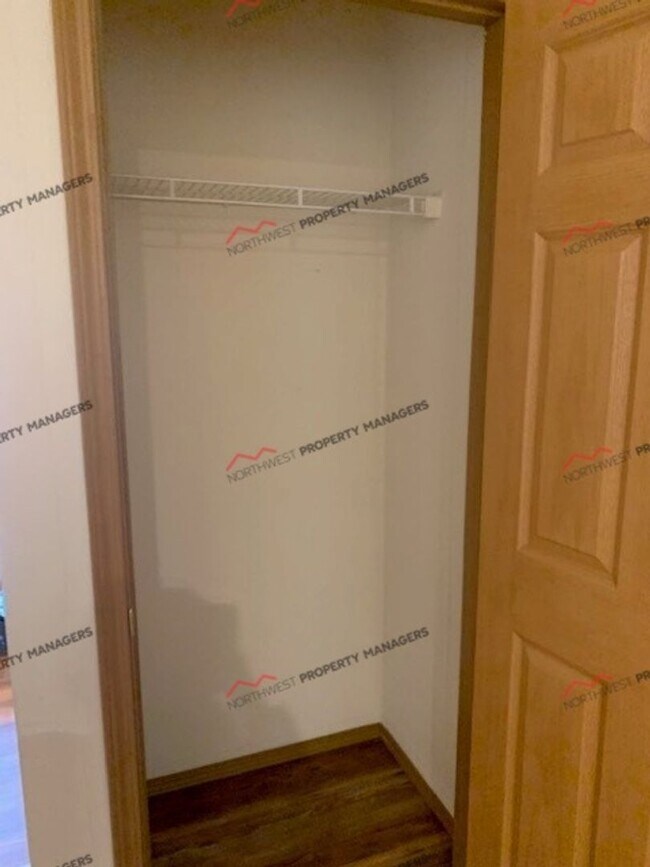 Building Photo - r95