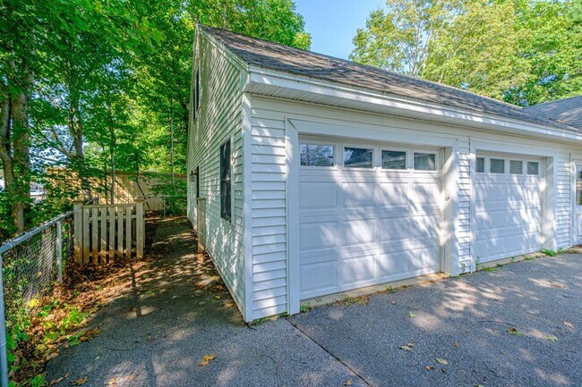 Building Photo - 22 Cedar St