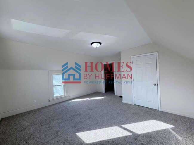 Building Photo - Three Bedroom House w/ Bonus Room