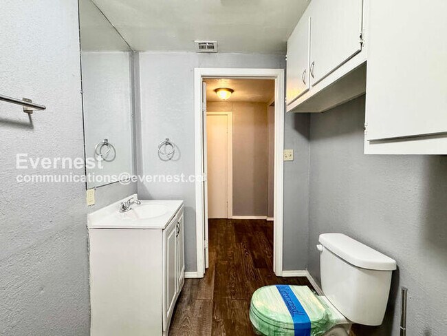 Building Photo - 3 Bed, 2 Bath with Fenced Yard / Pet-Friendly / Available Now!