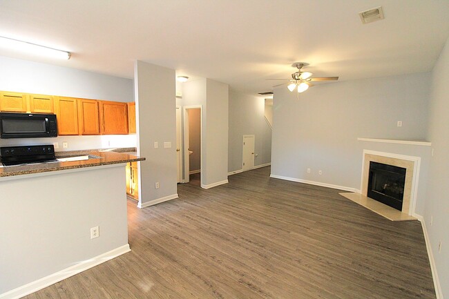 Building Photo - Move-in Ready Townhome!!