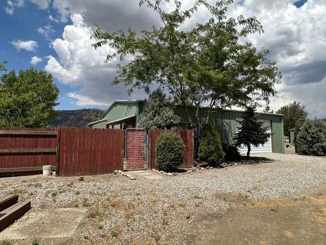 Building Photo - Furnished Studio READY NOW! electricity included!