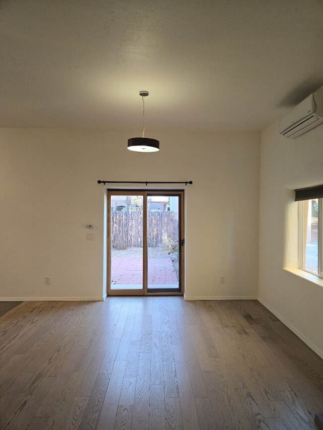 Building Photo - 2 Bedroom, 1 Bathroom Home! Schedule a Showing Soon!