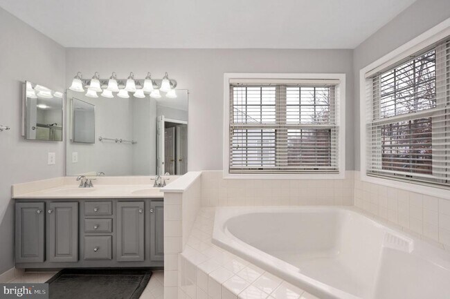 Building Photo - 13731 Bridlewood Dr