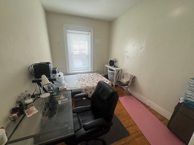 Building Photo - 247 Roxbury St