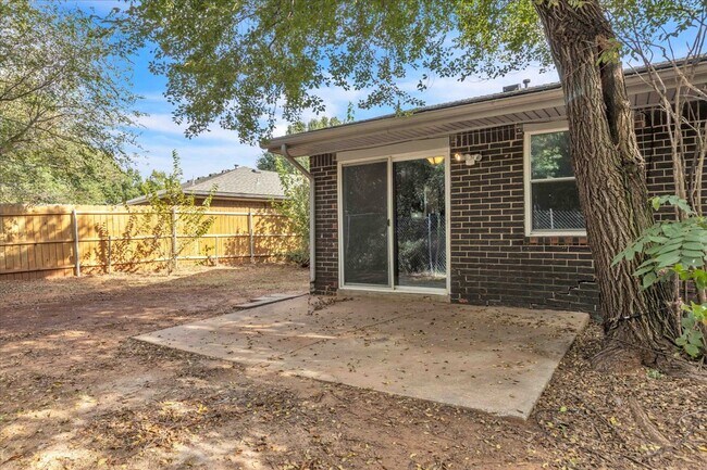 Building Photo - 1611 Briarcliff Ct
