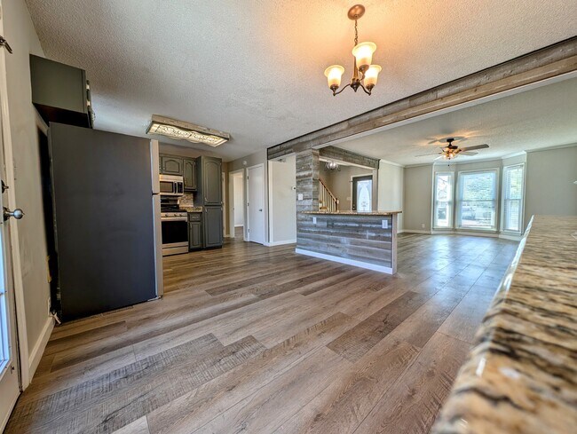 Building Photo - 124 Green Vale Dr