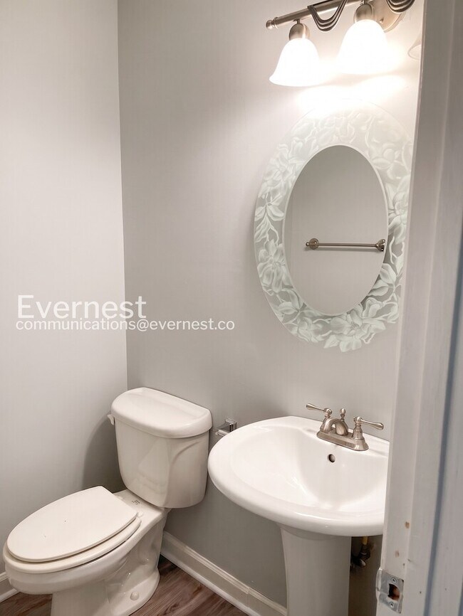 Building Photo - 3 Bed, 2.5 Bath Townhome with Modern Amenities / Available Soon!