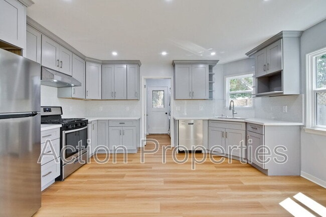 Building Photo - 152 S Bayview Ave
