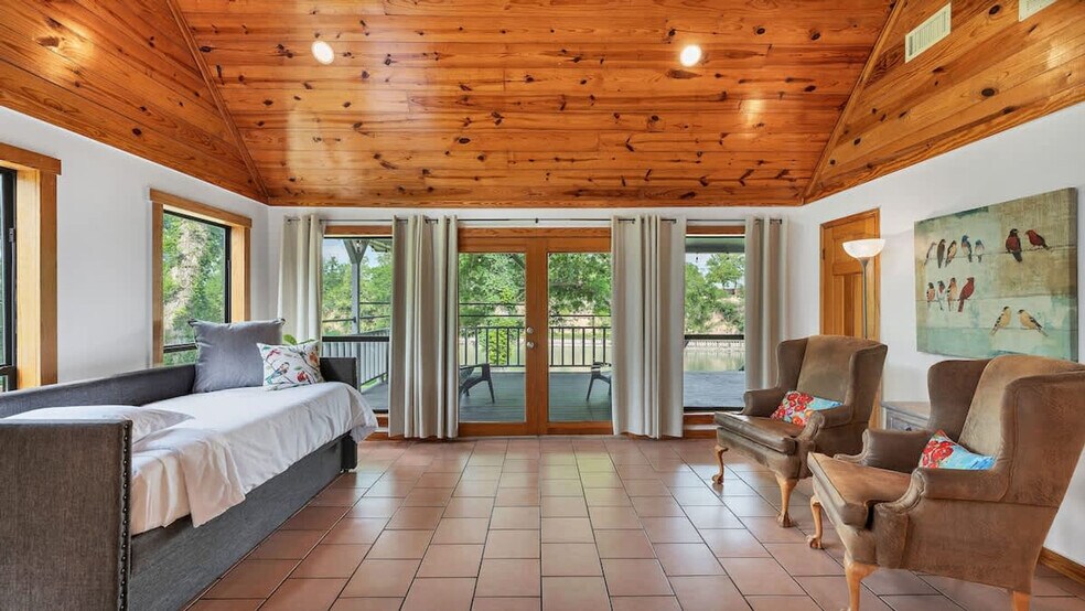 Building Photo - 302 Shangrila Ln