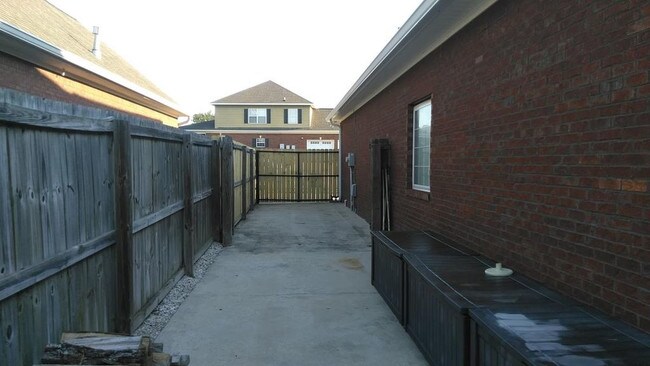 Building Photo - Cotton Creek