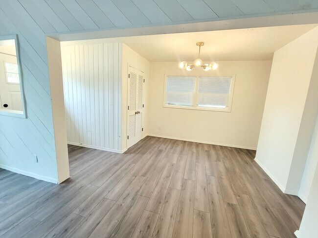 Building Photo - Captivating 3BD/1BA Home with Spacious Yar...