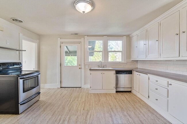 Building Photo - Charming, vintage 2-bdrm/1-bath upper in Richmond neighborhood. W/D, storage, off-street parking