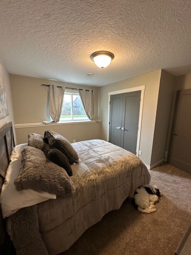 Building Photo - 5 bedrooms 3 bathrooms and a 3-car garage