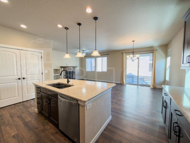 Building Photo - Spacious 4 Bedroom!!