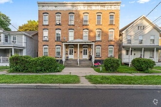 Building Photo - "Spacious 3-Bedroom Retreat at 57 1/2 Sara...