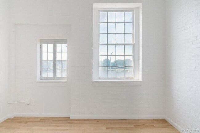 Building Photo - 155 S River St