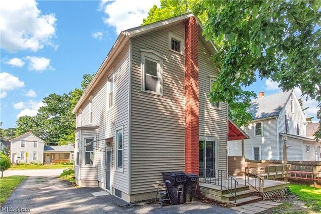 Building Photo - 127 4th St