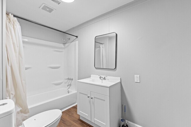 Building Photo - Newly Renovated 3-Bed Gem with Massive Yard – Modern Columbus Living!