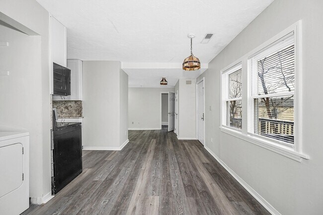 Building Photo - 98 School St