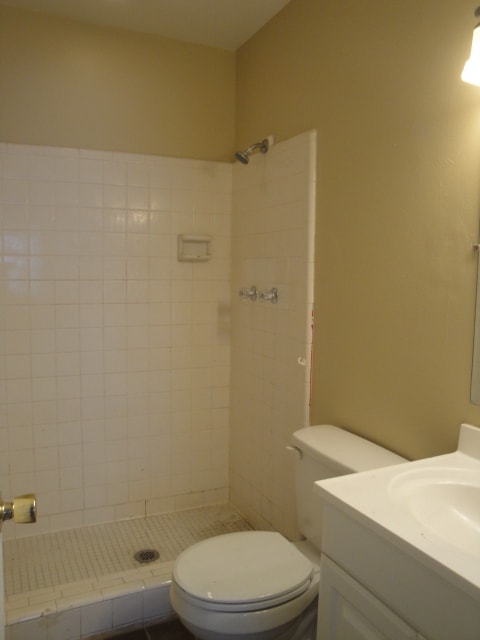 Building Photo - CLOSE TO SHOPPING AND SCHOOLS AVAIL OCTOBER 2nd